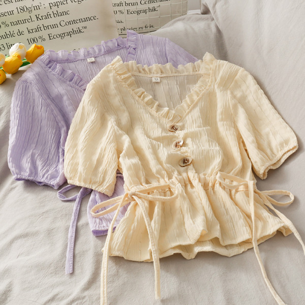 Moodne naiste põsk nööpide ja lipsudega