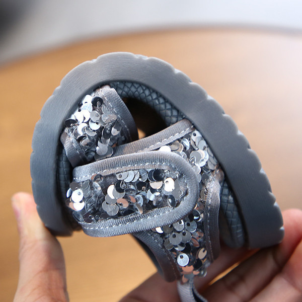 Aktuālās bērnu sandales ar fliteriem meitenēm