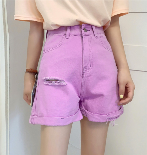 Pantaloni scurți mov cu talie înaltă și motive rupte