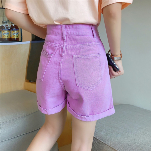 Pantaloni scurți mov cu talie înaltă și motive rupte