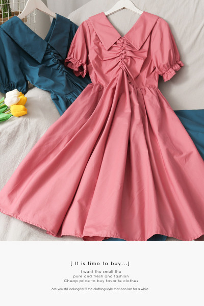 Rochie lungă de damă cu decolteu spitz și strâns în față