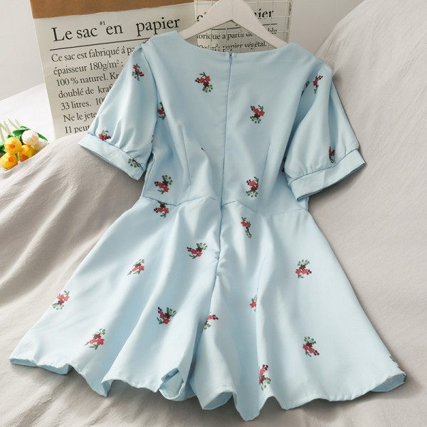 Salopetă de damă modernă cu nasturi cu decolteu în V