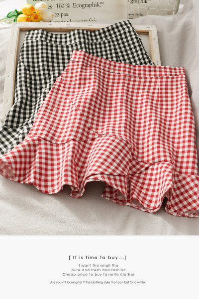 Lühike ruuduline lokkidega naiste seelik