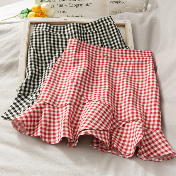 Lühike ruuduline lokkidega naiste seelik