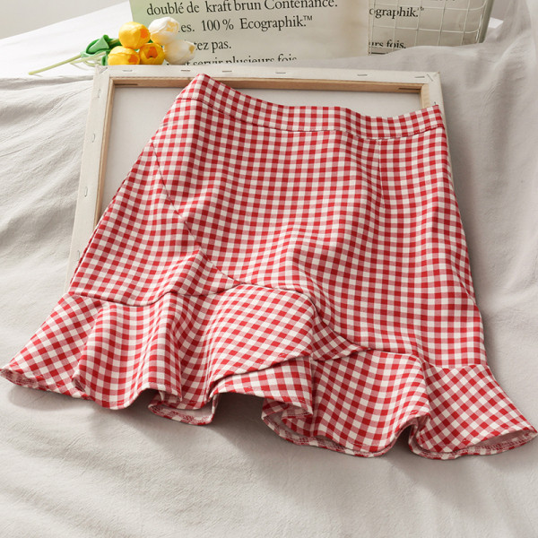 Lühike ruuduline lokkidega naiste seelik