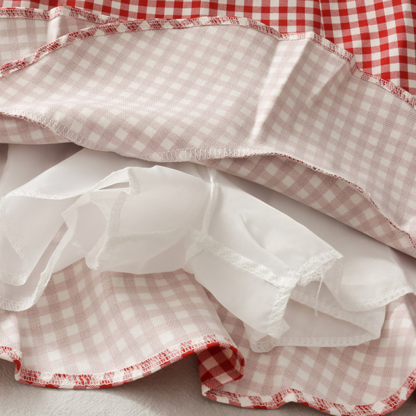 Lühike ruuduline lokkidega naiste seelik