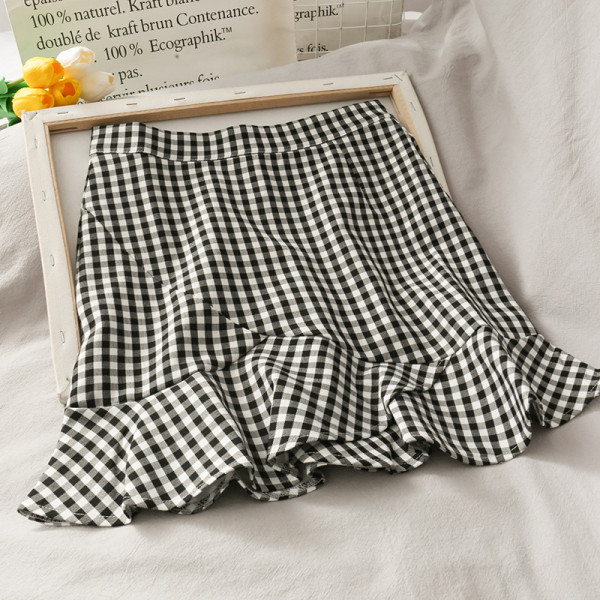 Lühike ruuduline lokkidega naiste seelik