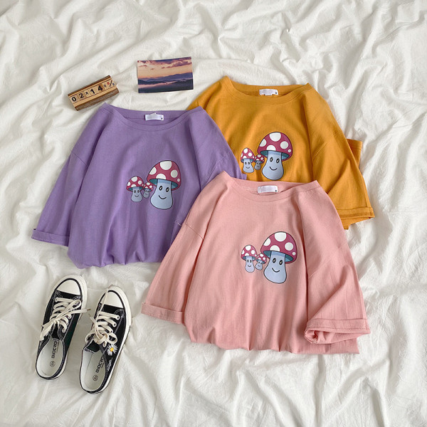 Vabaaja naiste t-särk ovaalse kaelusega, lühikeste varrukate ja värvilise aplikatsiooniga