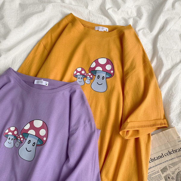 Vabaaja naiste t-särk ovaalse kaelusega, lühikeste varrukate ja värvilise aplikatsiooniga