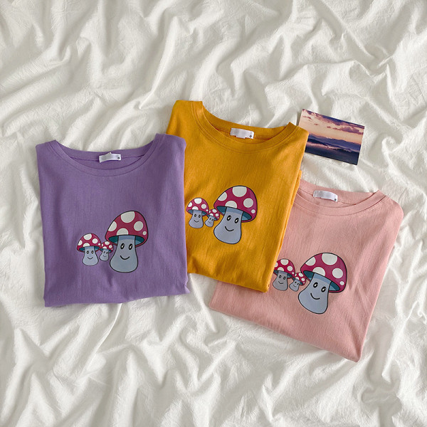 Vabaaja naiste t-särk ovaalse kaelusega, lühikeste varrukate ja värvilise aplikatsiooniga