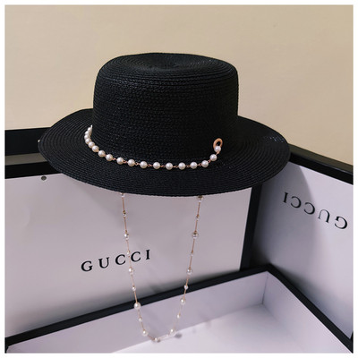 Dabartinė moteriška kepurė su kutais ir grandinėle su perlais