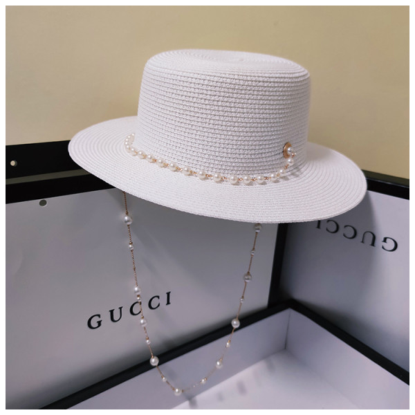 Dabartinė moteriška kepurė su kutais ir grandinėle su perlais