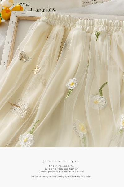 Pikk naiste seelik tülli ja tikandiga