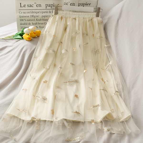 Pikk naiste seelik tülli ja tikandiga