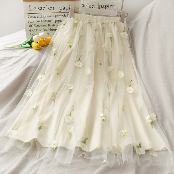 Pikk naiste seelik tülli ja tikandiga