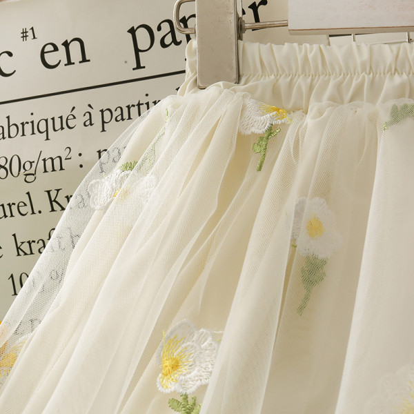 Pikk naiste seelik tülli ja tikandiga