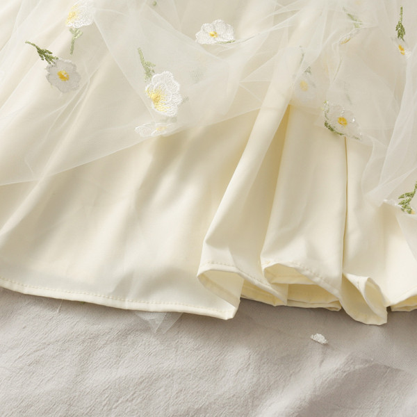 Pikk naiste seelik tülli ja tikandiga