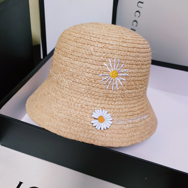 Modern női sapka hímzéssel és fém díszítéssel