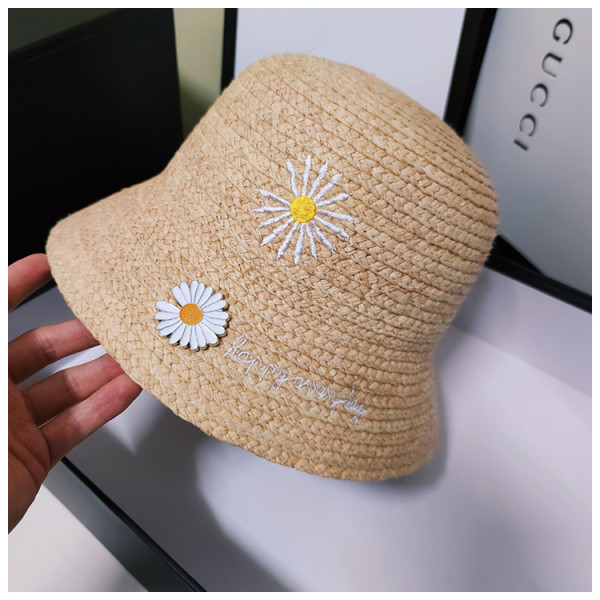 Modern női sapka hímzéssel és fém díszítéssel