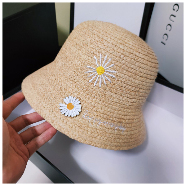 Modern női sapka hímzéssel és fém díszítéssel