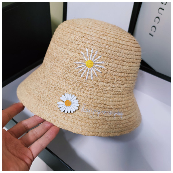 Modern női sapka hímzéssel és fém díszítéssel