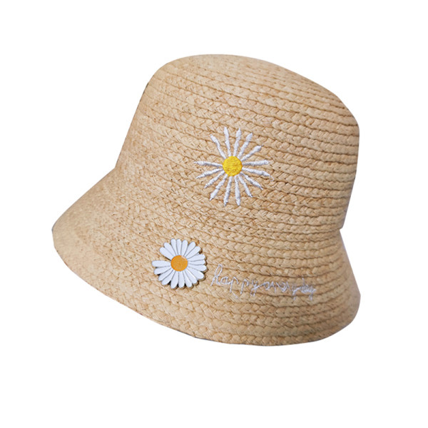 Modern női sapka hímzéssel és fém díszítéssel