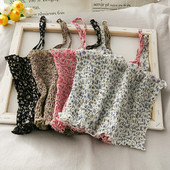 Pieguļošs sieviešu krekliņš ar plānām lencēm