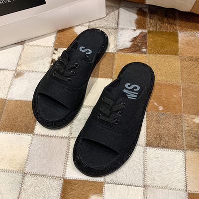 Model nou de papuci de damă cu talpă plată și legături elementare