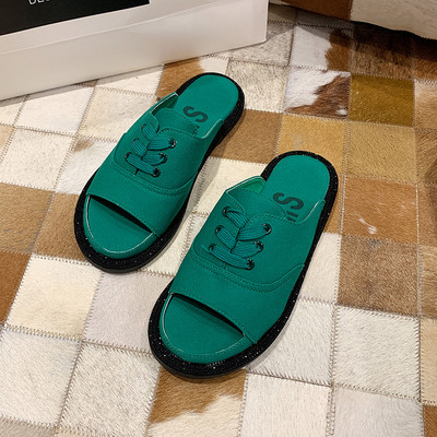 Model nou de papuci de damă cu talpă plată și legături elementare