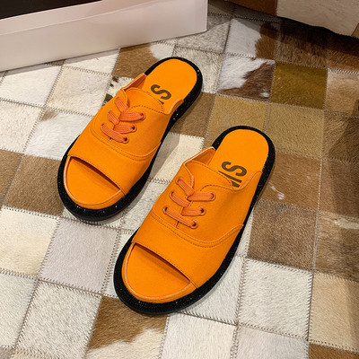 Model nou de papuci de damă cu talpă plată și legături elementare