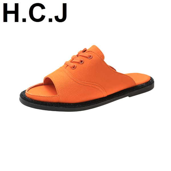 Model nou de papuci de damă cu talpă plată și legături elementare