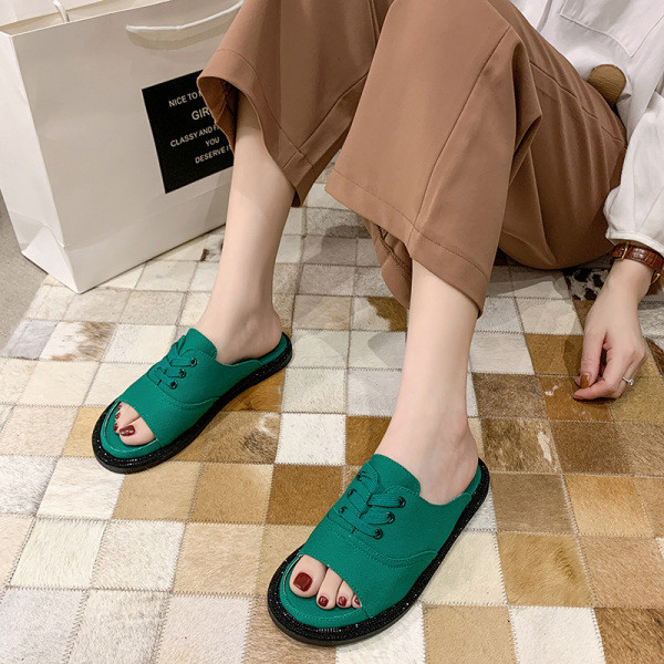 Model nou de papuci de damă cu talpă plată și legături elementare