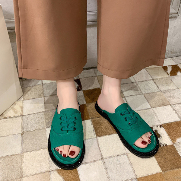 Model nou de papuci de damă cu talpă plată și legături elementare