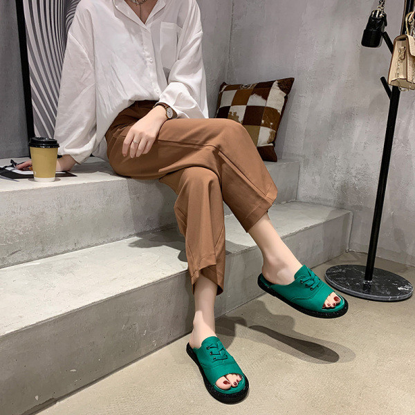 Model nou de papuci de damă cu talpă plată și legături elementare