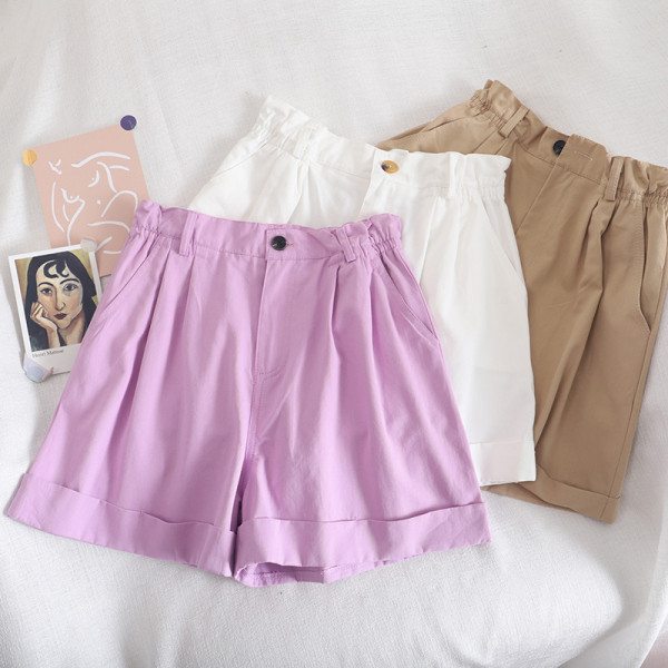 Sieviešu šorti ar elastīgu jostasvietu un pogu