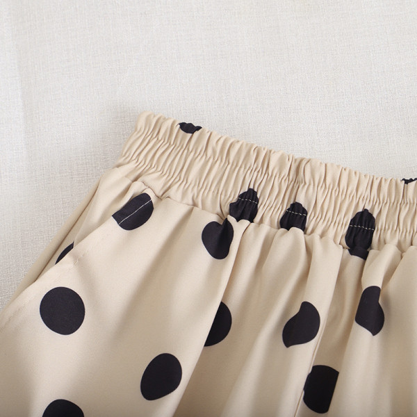 Pantaloni scurți de damă cu buline cu talie elastică