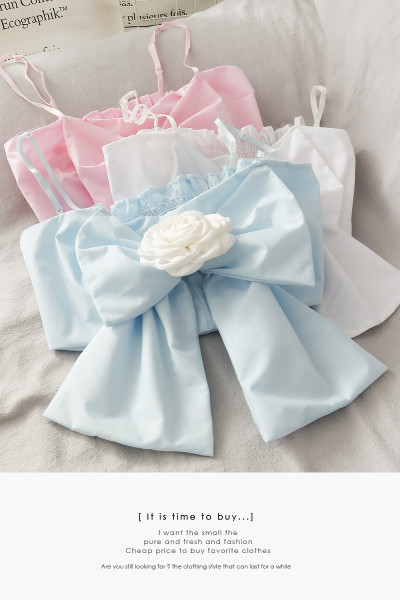 Modern női mellszobor 3D rózsával és szalaggal