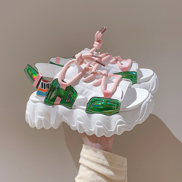 Uus mudel praegustest naiste sandaalidest krobelise talla ja paeltega