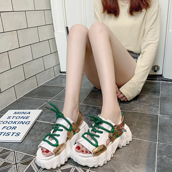 Uus mudel praegustest naiste sandaalidest krobelise talla ja paeltega