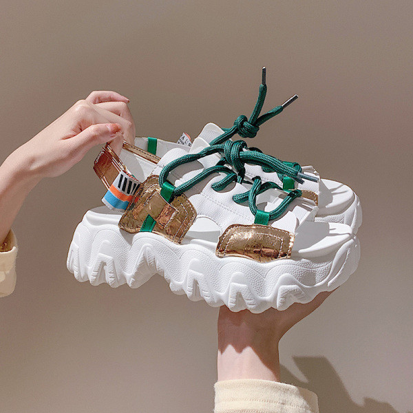 Uus mudel praegustest naiste sandaalidest krobelise talla ja paeltega