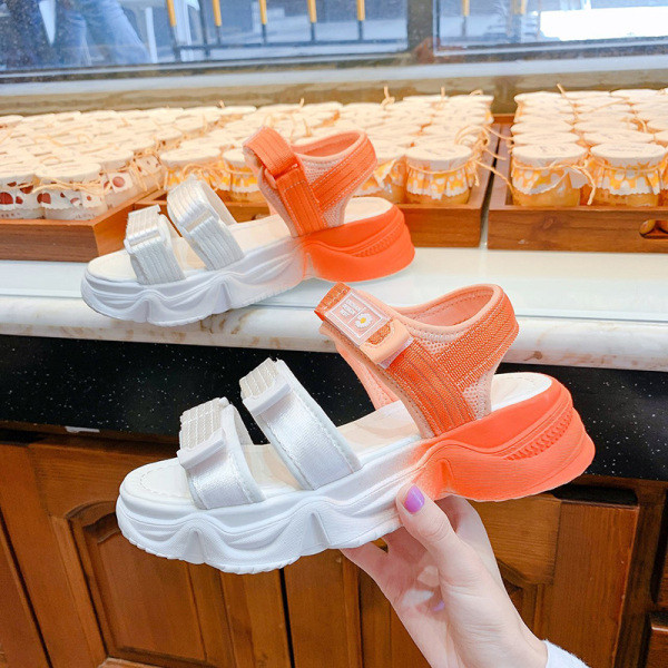 Kéttónusú női szandál foltokkal, durva talppal