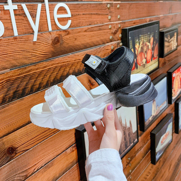 Kéttónusú női szandál foltokkal, durva talppal