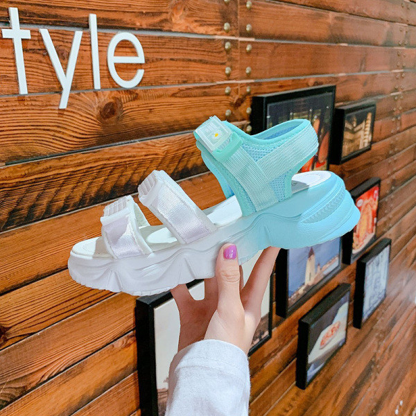 Kéttónusú női szandál foltokkal, durva talppal