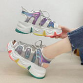 Aktuālās sieviešu sandales ar augstām zolēm un mežģīnēm