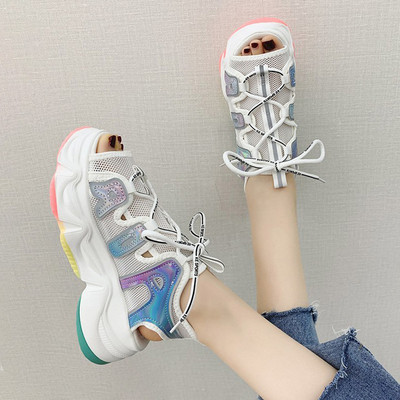 Aktuālās sieviešu sandales ar augstām zolēm un mežģīnēm