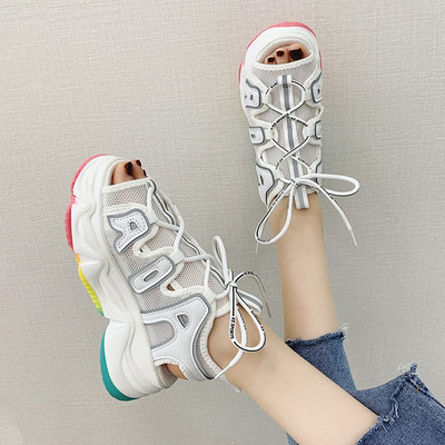 Aktuālās sieviešu sandales ar augstām zolēm un mežģīnēm