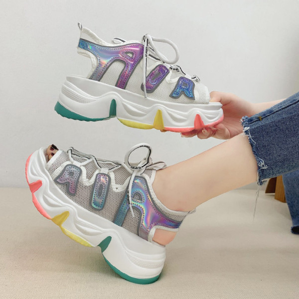 Aktuālās sieviešu sandales ar augstām zolēm un mežģīnēm