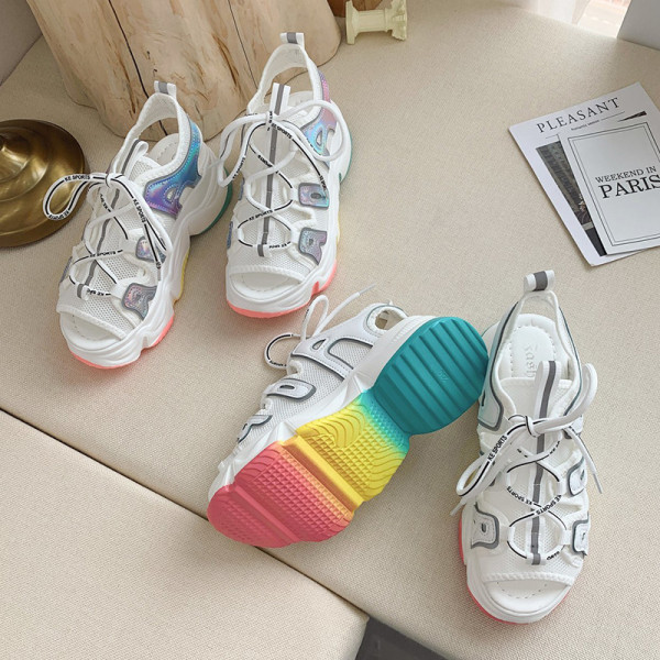 Aktuālās sieviešu sandales ar augstām zolēm un mežģīnēm