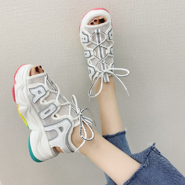 Aktuālās sieviešu sandales ar augstām zolēm un mežģīnēm