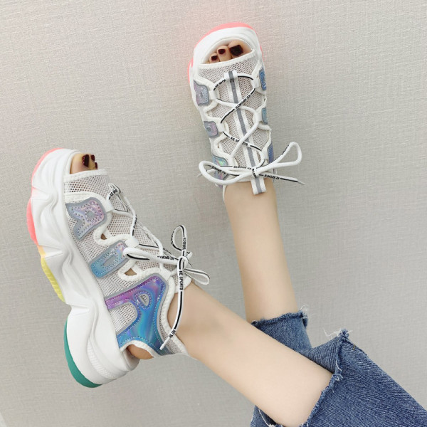 Aktuālās sieviešu sandales ar augstām zolēm un mežģīnēm